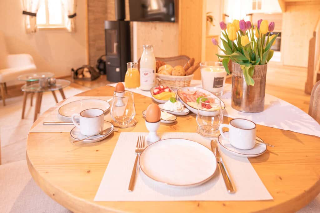 Frühstückskorb im Ferienhaus bei Ebner 1822 in Kärnten mit Bioprodukten und regionalen Zutaten