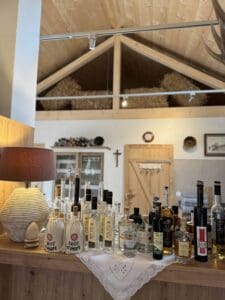 Bar con grappa nel pub del villaggio