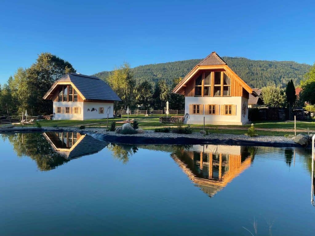 Traditionelle Holzhäuser am See in der Natur, Ebner1822, Bauhütte, Urlaub in den Bergen, nachhaltiges Wohnen, Ferienhütte in Österreich.
