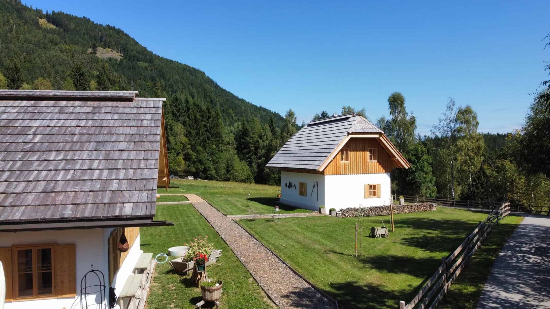 Ferienhaus aus Holz Stroh und Lehm bei Ebner 1822