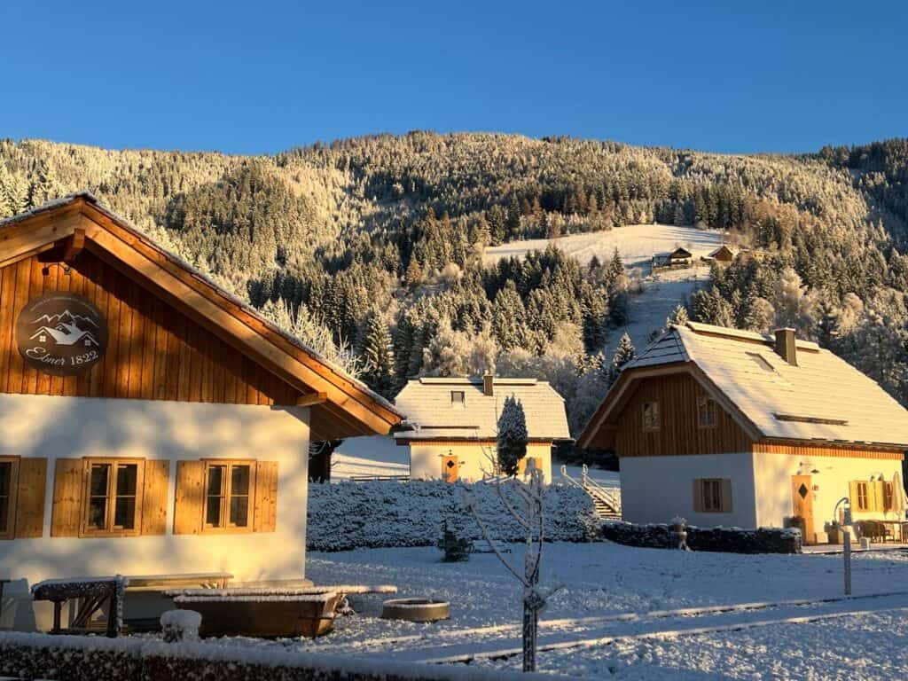Verschneites Naturhaus bei Ebner 1822 während eines Winterurlaubs in Kärnten