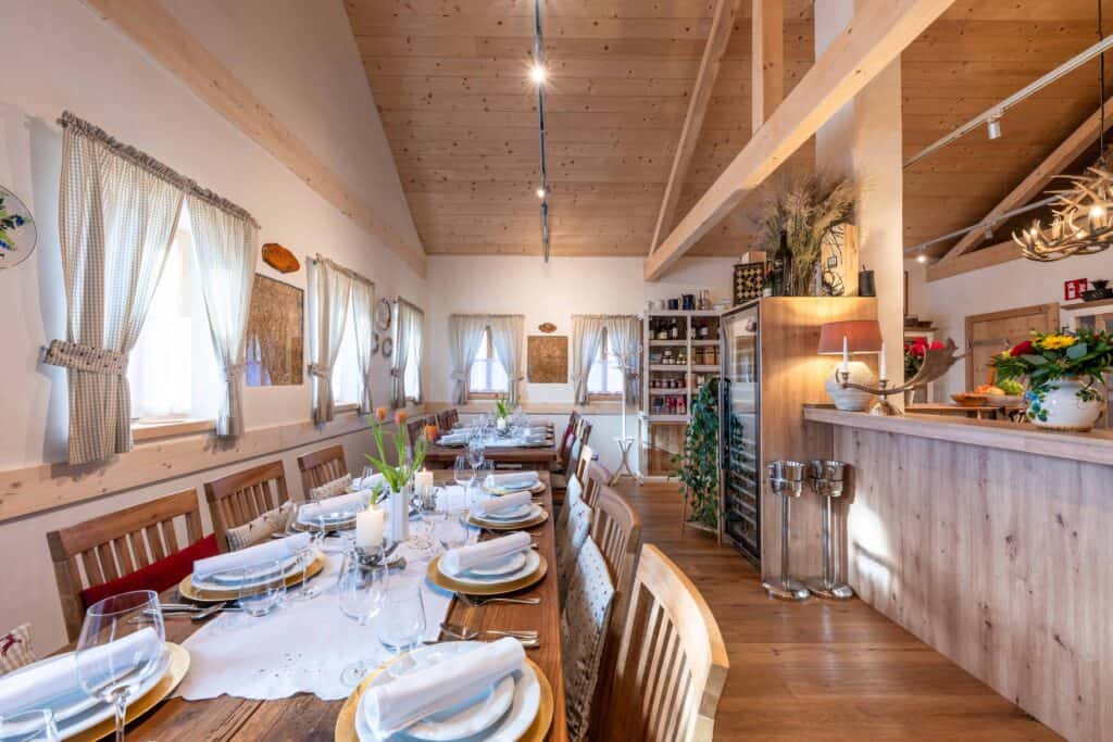 Dorfschenke beim Ebner 1822 - Accogliente sala da pranzo con soffitto in legno, ampie finestre e decorazioni eleganti, ideale per piccole celebrazioni.