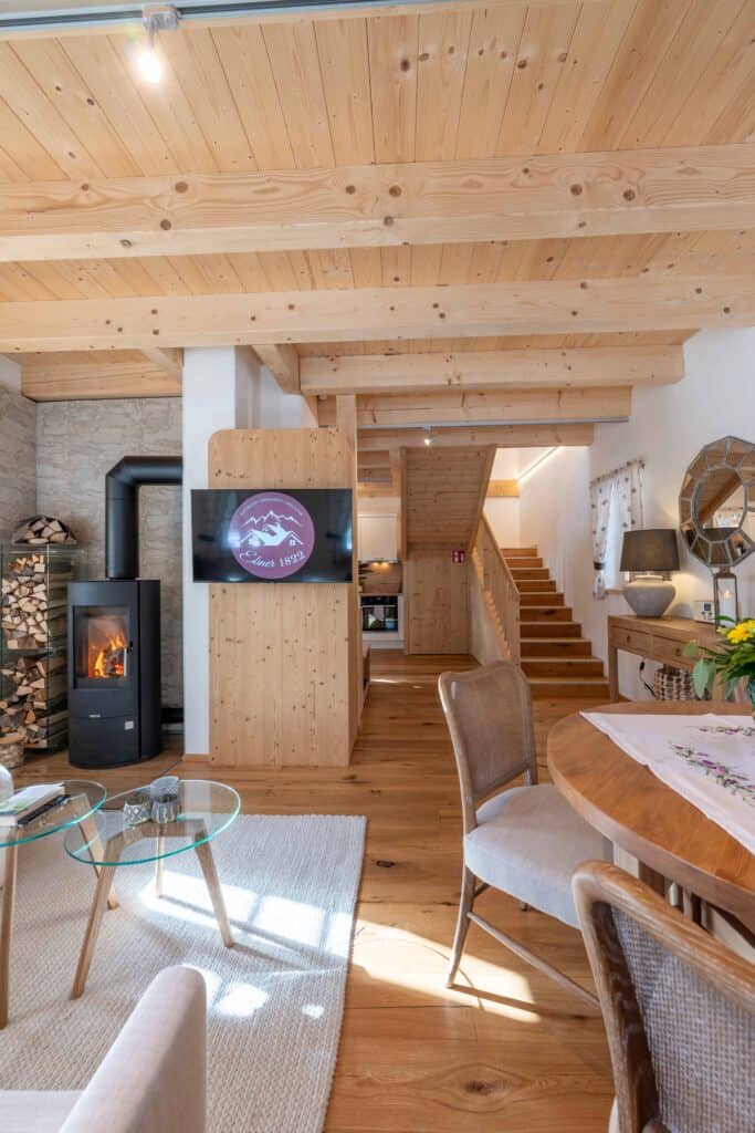 Helles, modernes Wohnzimmer mit Holzdetails.