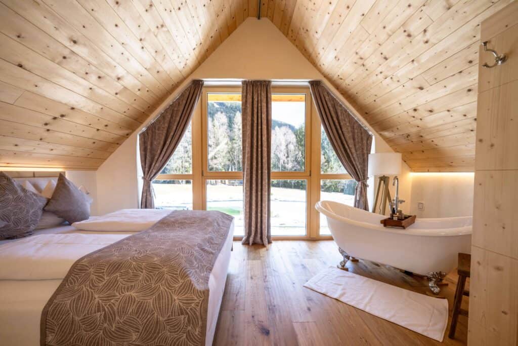 Ebner 1822 - Cosy bedroom with a view of nature and bathtub in the attic.