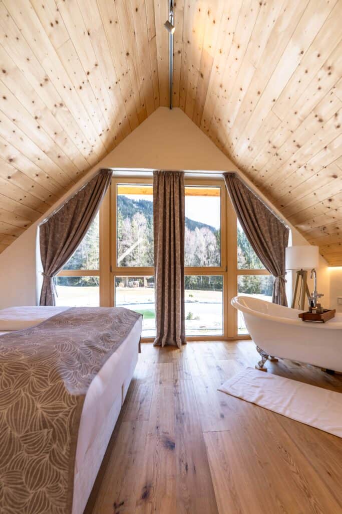 Ebner 1822 Schlafzimmer mit Badewanne und Aussicht