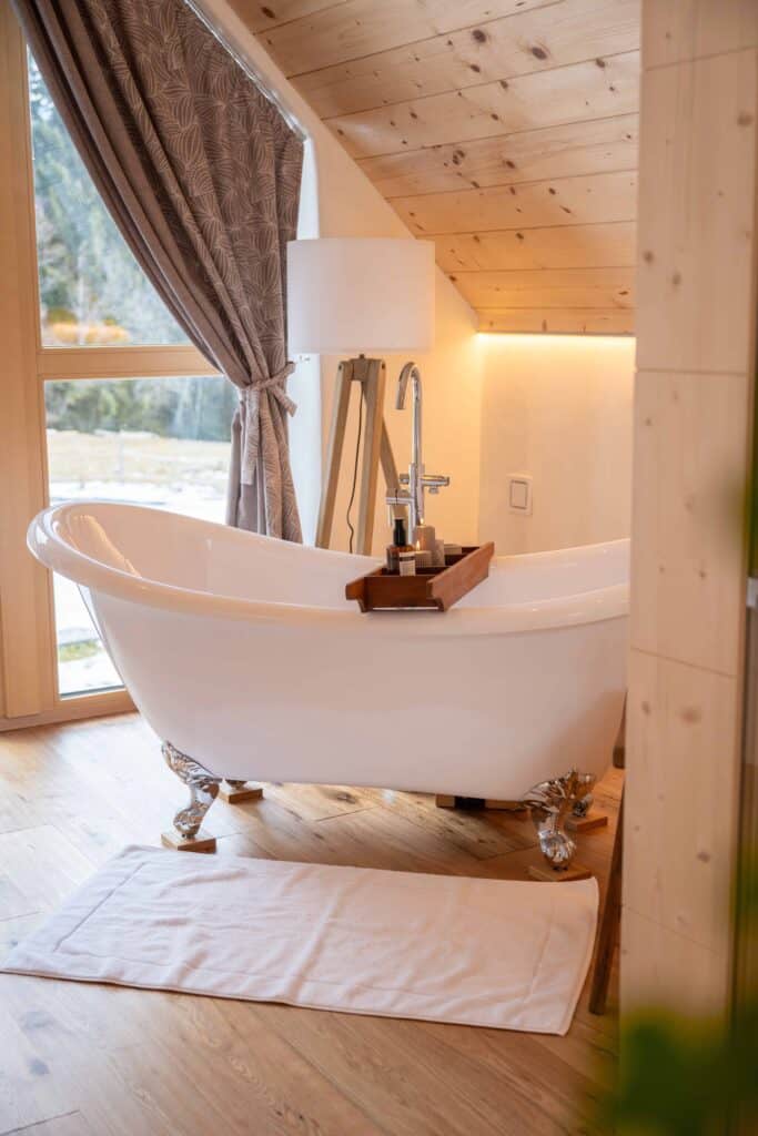 Elegante Badewanne in modernem Raum