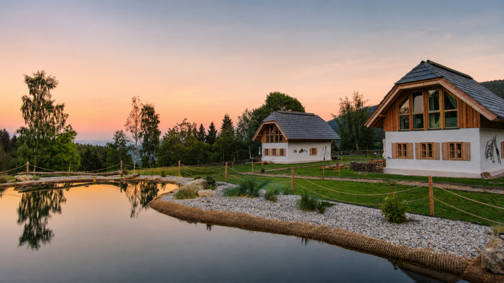 Naturhäuser von Ebner 1822 am Teich bei Abendstimmung – ein ruhiger Rückzugsort zwischen Luxus Chalet und Ferienhaus in Kärnten.