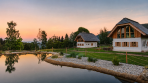 Naturhäuser von Ebner 1822 am Teich bei Abendstimmung – ein ruhiger Rückzugsort zwischen Luxus Chalet und Ferienhaus in Kärnten.