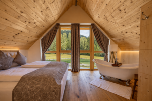 Schlafzimmer im Naturferienhaus von Ebner 1822 mit Blick auf den Teich