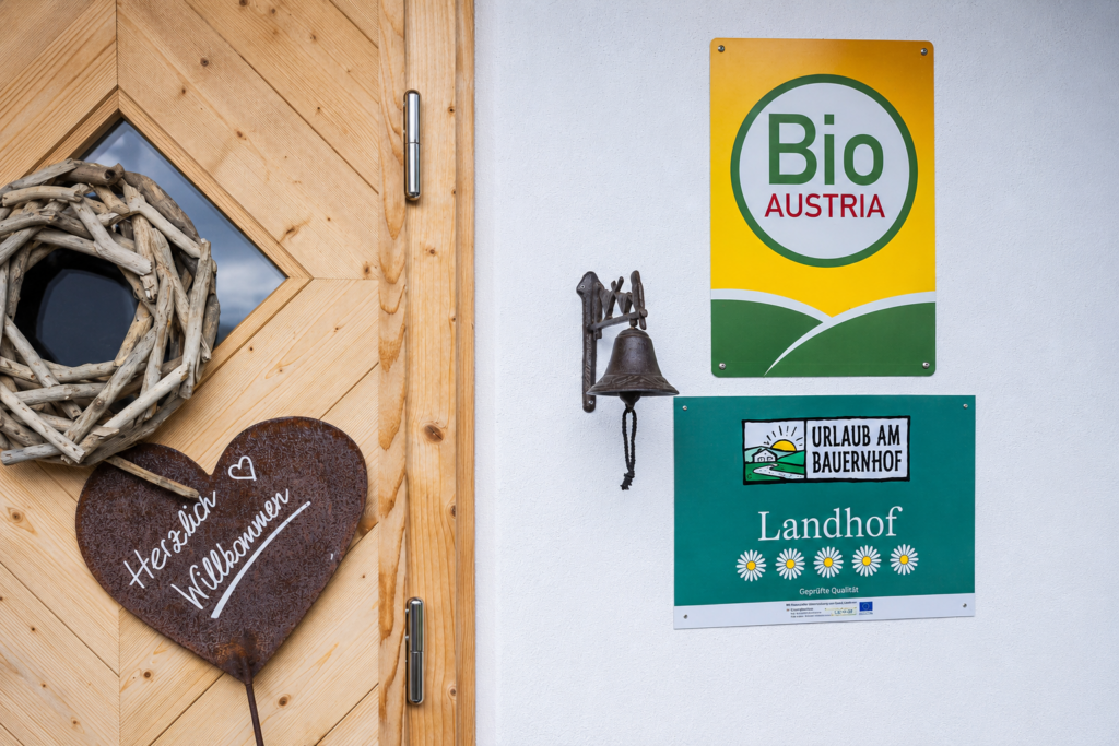Bio-Austria- und Fünf-Blumen-Auszeichnung am Eingang von Ebner 1822 in Kärnten