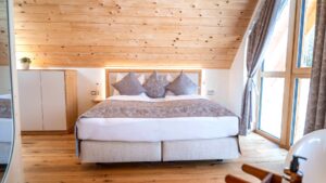 Schlafzimmer im Naturhaus von Ebner 1822 mit Holz, Lehm und ruhigem Raumklima