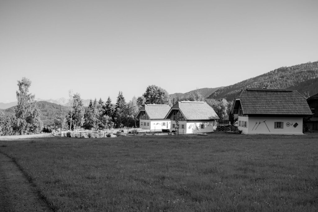 Der Landhof Ebner 1822 mit seinen Naturferienhäusern inmitten von Wiesen und Bergen in Kärnten