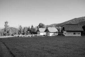 Der Landhof Ebner 1822 mit seinen Naturferienhäusern inmitten von Wiesen und Bergen in Kärnten