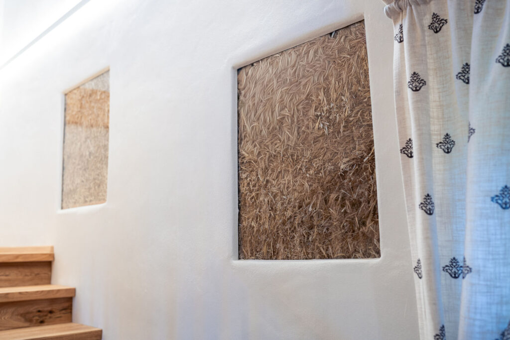 Sichtbares Stroh, Lehmputz und Holz in einem Naturferienhaus bei Ebner 1822