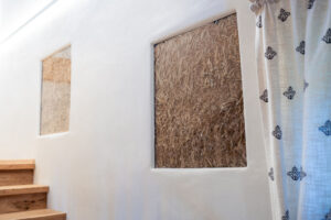 Sichtbares Stroh, Lehmputz und Holz in einem Naturferienhaus bei Ebner 1822